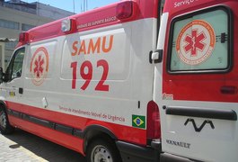 Por falta de macas, ambulâncias do Samu ficam paradas no HGE, em Maceió