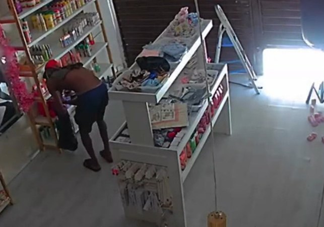 Homem invade loja de cosméticos duas vezes no mesmo dia e furta cerca de R$ 7 mil em produtos, em Maceió