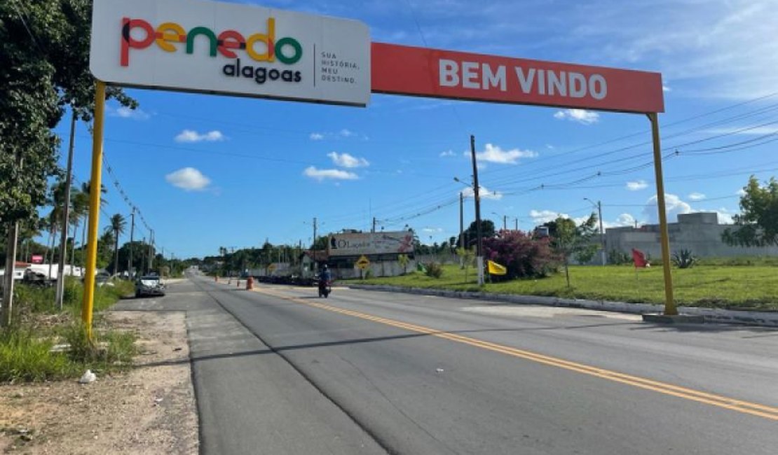 Homem é preso após agredir a esposa em via pública, na AL 110 em Penedo