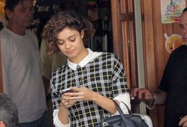 Sophie Charlotte exibe discreta barriguinha durante passeio no Rio