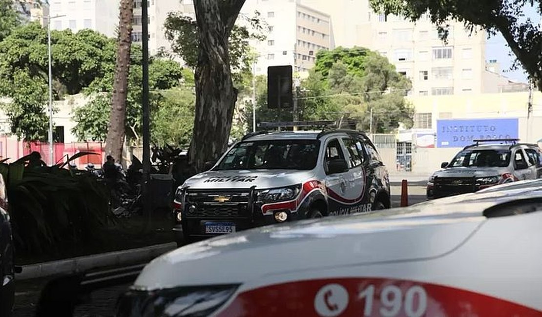 Suspeito bate em viatura, tenta roubar arma de PM e é baleado em SP