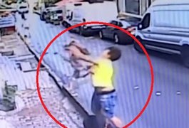 Impressionante: Vídeo mostra rapaz salvando menina que cai de prédio