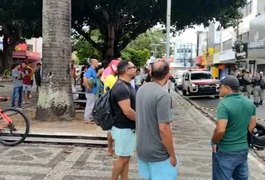 Parente chega ao local do acidente que deixou trabalhador carbonizado em Arapiraca; IML ainda não recolheu corpo