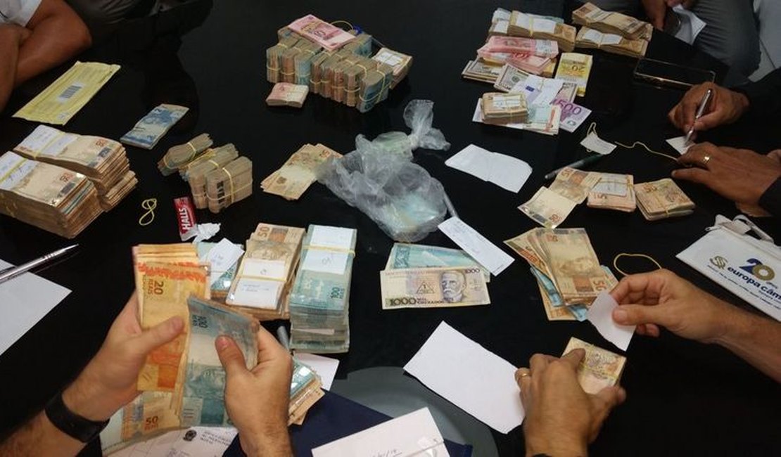 Maços de dinheiro são encontrados em apartamento de Maceió por agentes federais