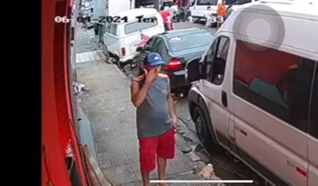 Vídeo. Homem furta celular de funcionário de loja no Centro de Arapiraca