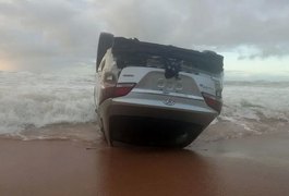 Motorista tem carro engolido pelo mar e fica ferido