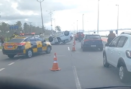 Carro fica com as rodas viradas para cima após capotamento em Maceió