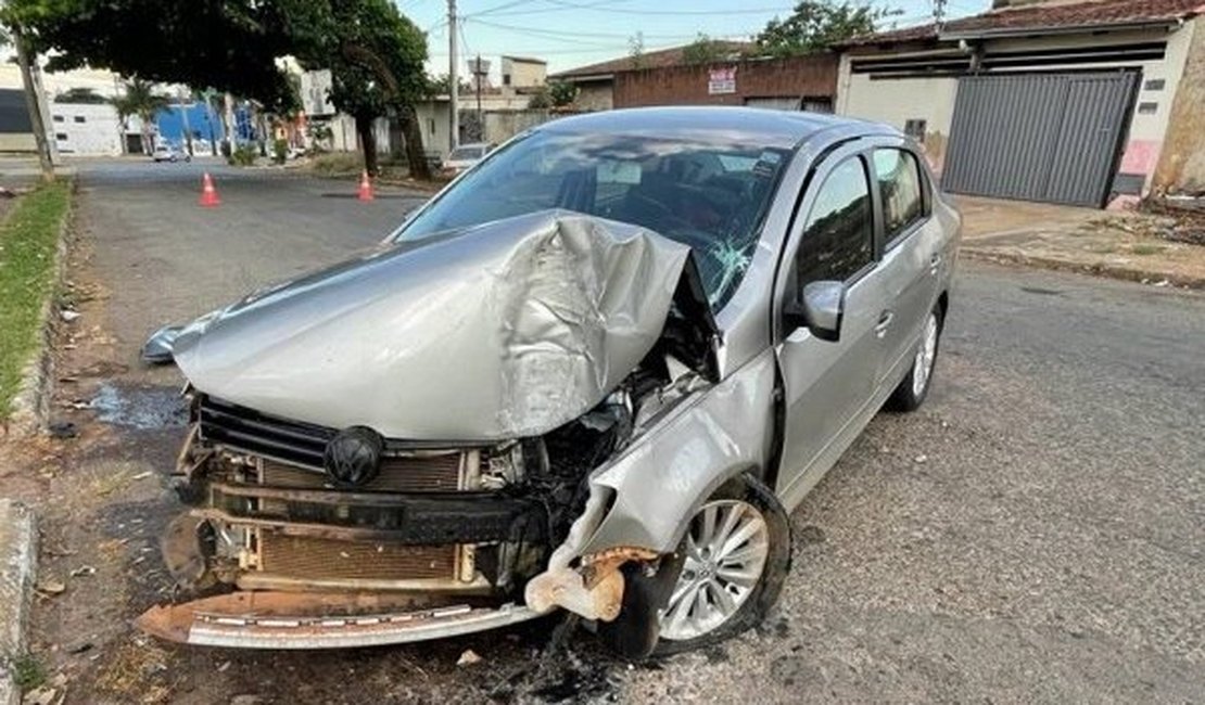 Pai dirige embriagado, bate em poste e filha de 2 anos morre em Goiás