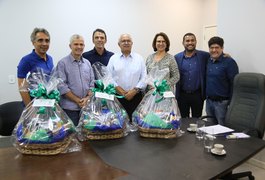 Professora Graça participa de reunião do prefeito Rogério Teófilo com o fundador da AeC