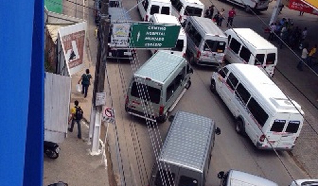 Coopervan realiza protesto e motoristas bloqueiam a 15 de Novembro, em Arapiraca