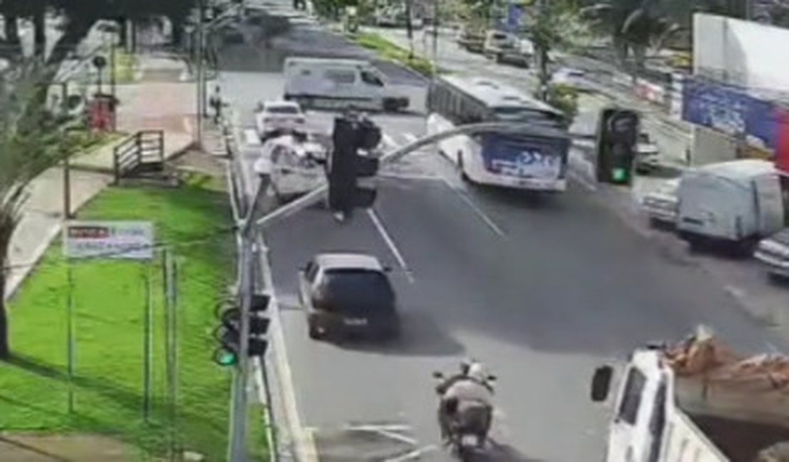 Vídeo mostra momento da batida entre ambulância e ônibus em Maceió