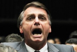 Bolsonaro cai no chão ao tentar salto durante comício no Rio de Janeiro; assista