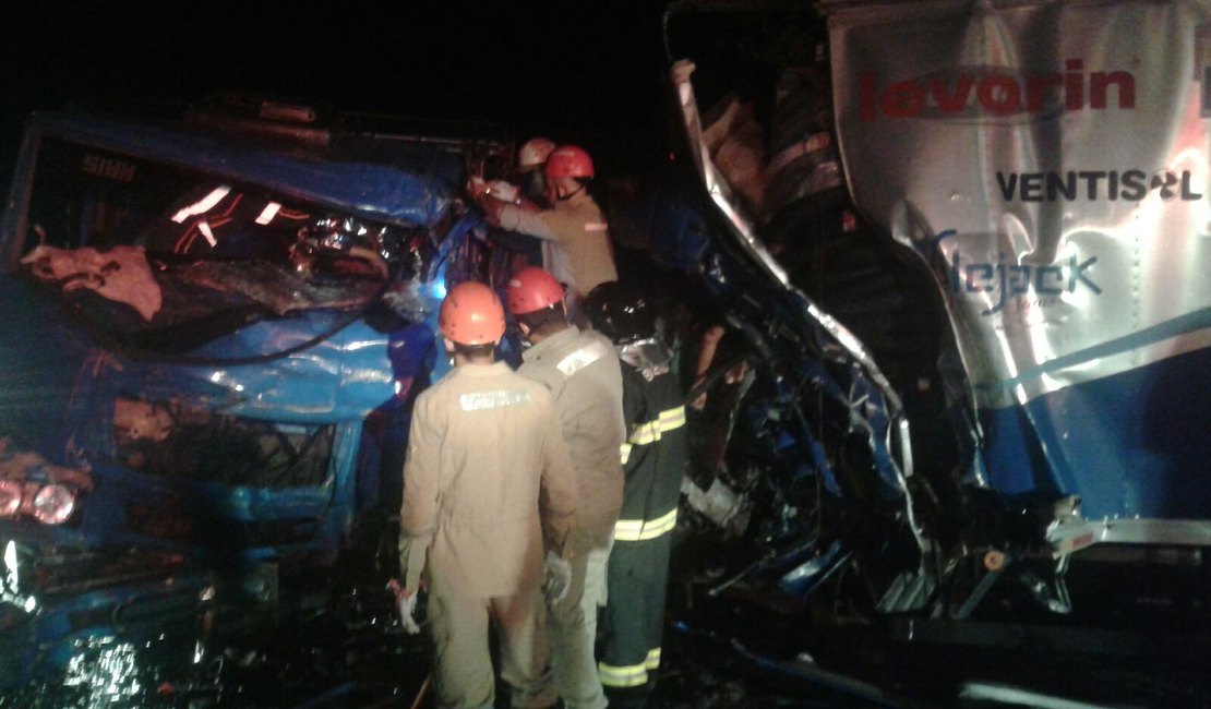 Motoristas de caminhão morrem em grave acidente em Maribondo, AL