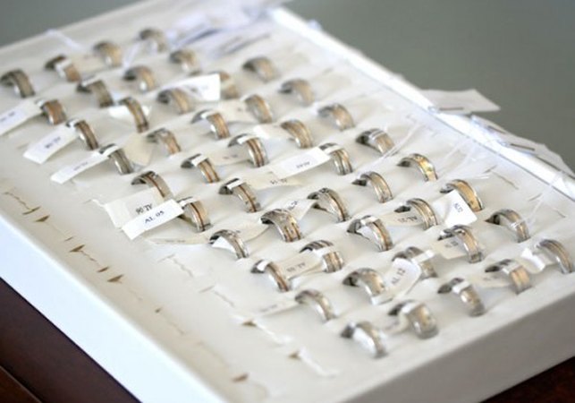 Joalheria deve indenizar cliente após atraso na entrega e descumprimento de contrato