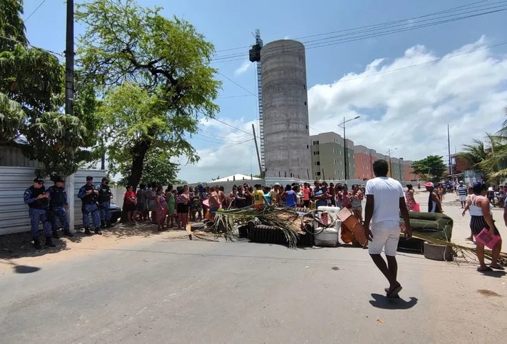 População bloqueia Avenida de Maceió contra cadastro da Prefeitura para moradia