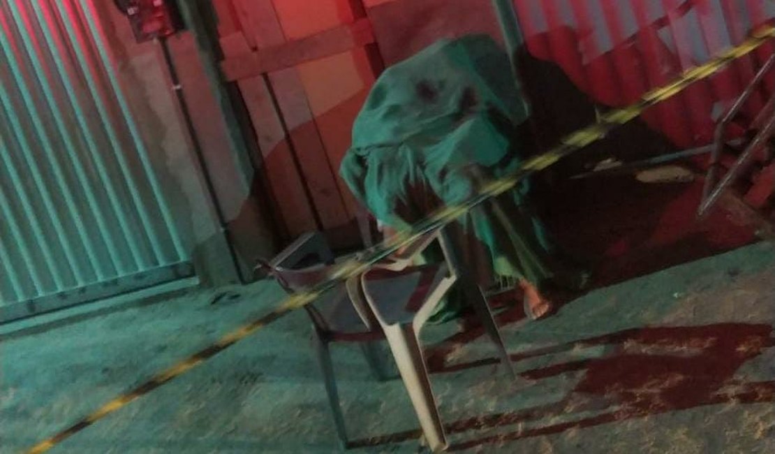 Sentada em cadeira na porta de casa, mulher é assassinada a tiros em Batalha