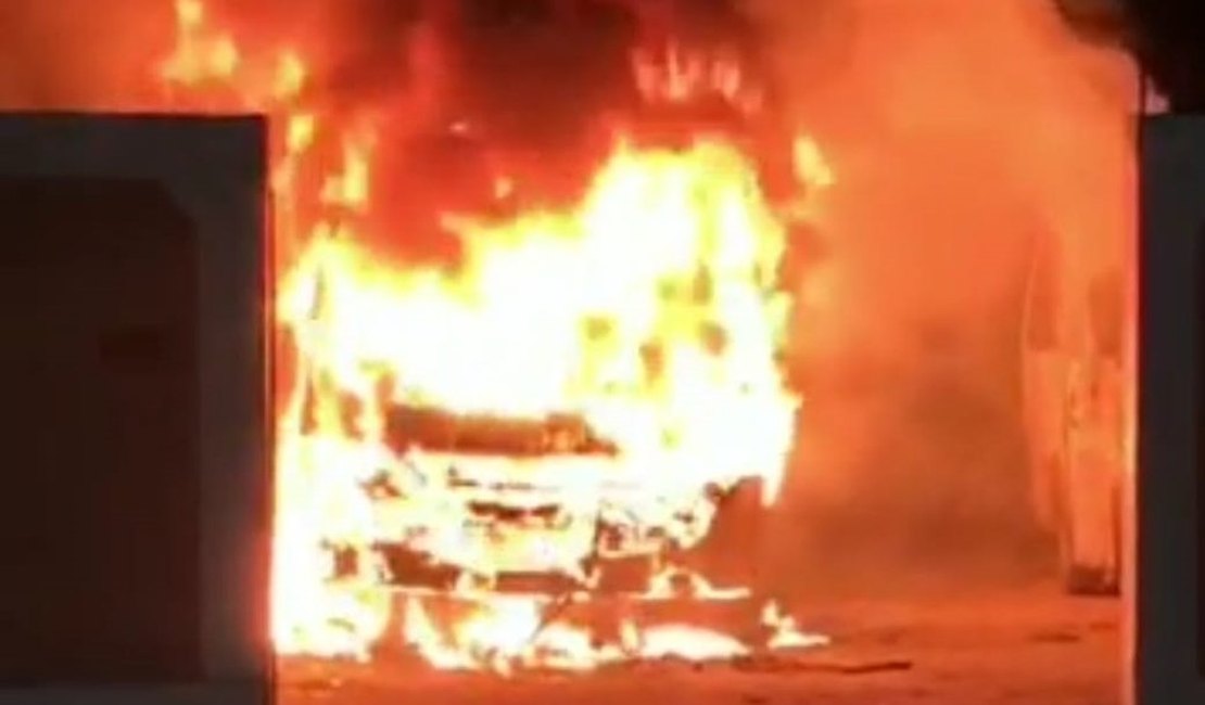 Vídeo. Micro-ônibus ficam destruídos em incêndio, em Campo Alegre