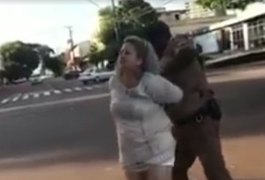 |Vídeo| Mulher diz ser agente da PF e acaba presa por injúria racial contra policial militar