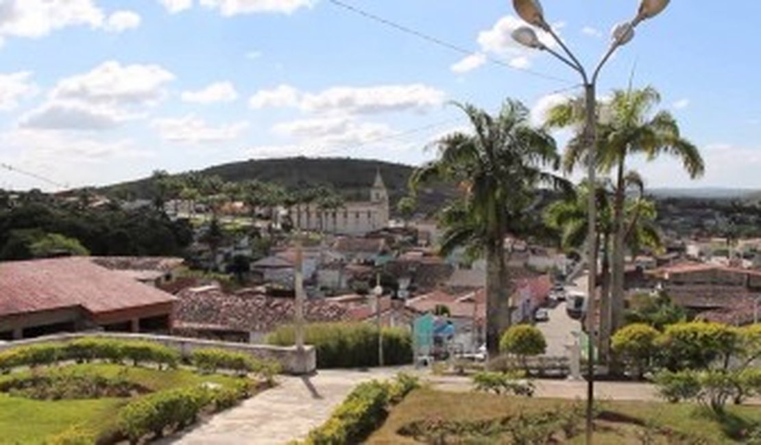 Homem tem cabeça atingida por paralelepípedo após ter sua casa invadida, em Quebrangulo