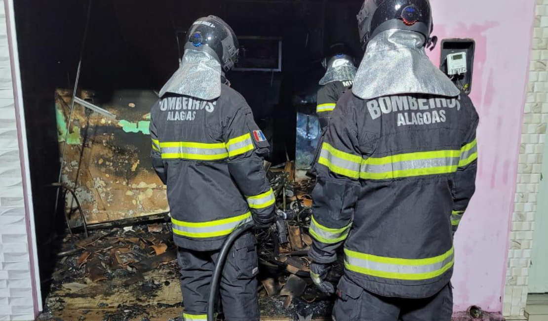 Corpo de Bombeiros combate a incêndio em estabelecimento comercial em Maceió