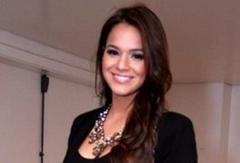 Bruna Marquezine arrasa no look de minissaia e botas de cano longo