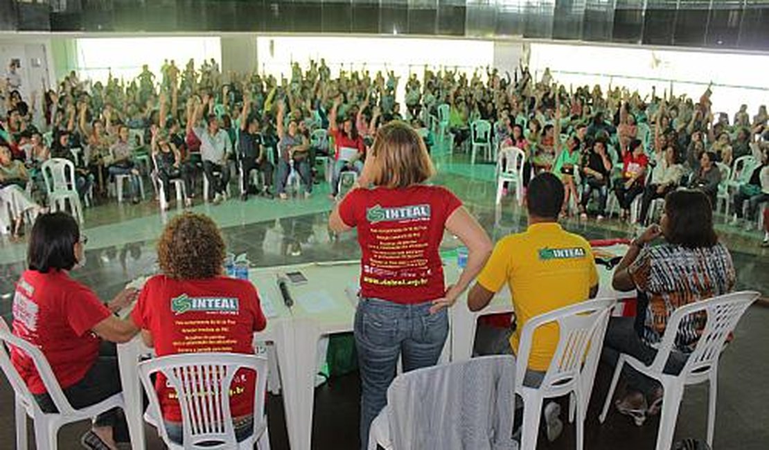 Servidores da Educação de Alagoas paralisam atividades por 24h