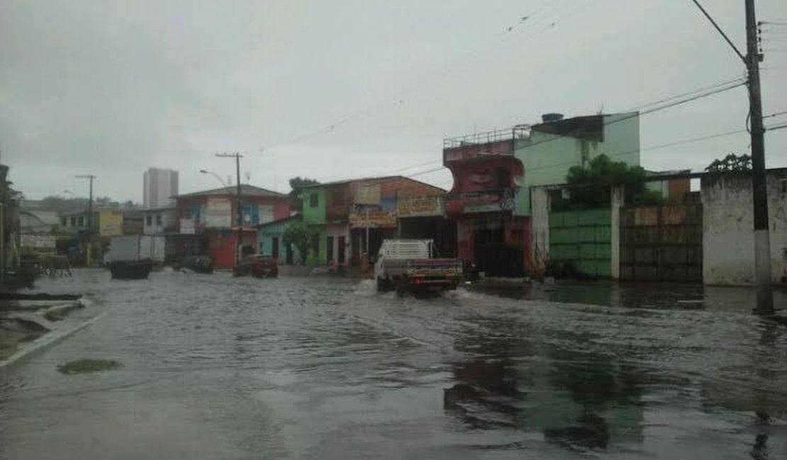 Fortes chuvas, deslizamentos e alagamentos deixam Maceió em alerta