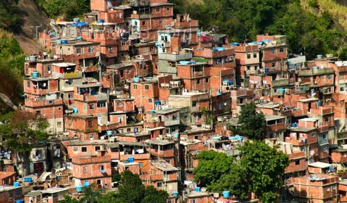 Estudo revela que quase metade dos moradores de favelas possui TV de plasma