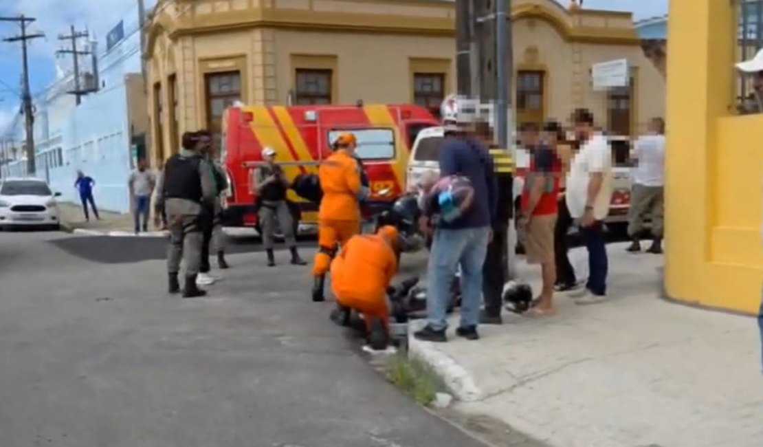 Motociclista por aplicativo colide em viatura da PM e fica ferido em Maceió