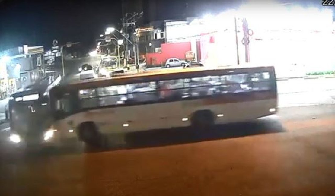 Vídeo mostra colisão entre dois ônibus em importante avenida de Maceió