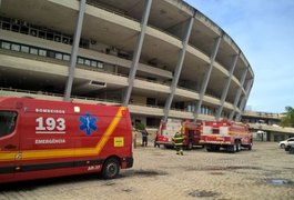 Bombeiros combatem incêndio no Estádio Rei Pelé, em Maceió