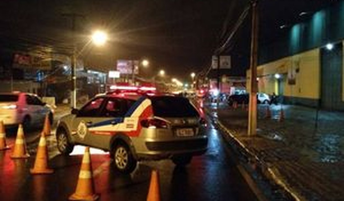 Operação “Lei Seca” prende cinco e autua 46 condutores durante a madrugada