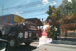 Policial militar fica ferido após acidente entre viatura e ônibus, em Alagoas