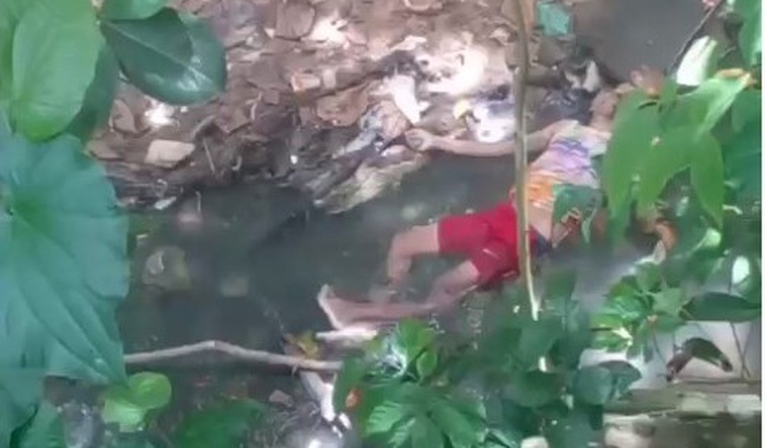 Homem é achado morto dentro de córrego na capital alagoana