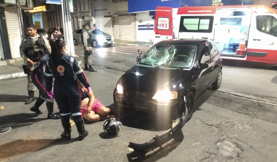 Vídeo. Colisão entre carro e moto resulta em mulher ferida em Arapiraca
