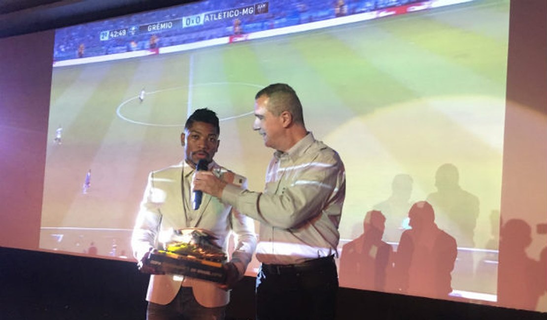 Alagoano Marinho recebe prêmio de artilheiro da Copa do Brasil