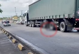 Jovem de 22 anos morre após cair embaixo de caminhão em via movimentada de Maceió