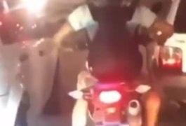 VÍDEO: Condutor transporta bode na garupa de motocicleta em Maceió