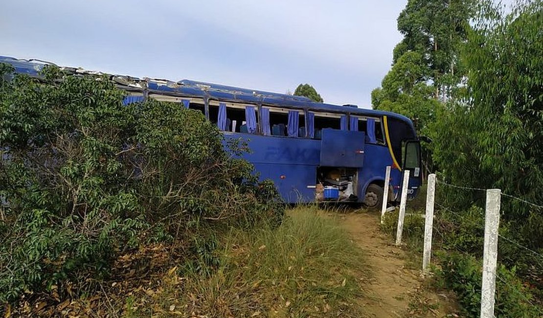 Ônibus que saiu de Arapiraca com 50 pessoas bate em árvore, deixando vítima fatal e feridos em MG