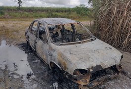 Carro é abandonado e incendiado em canavial por motivo desconhecido em São Sebastião