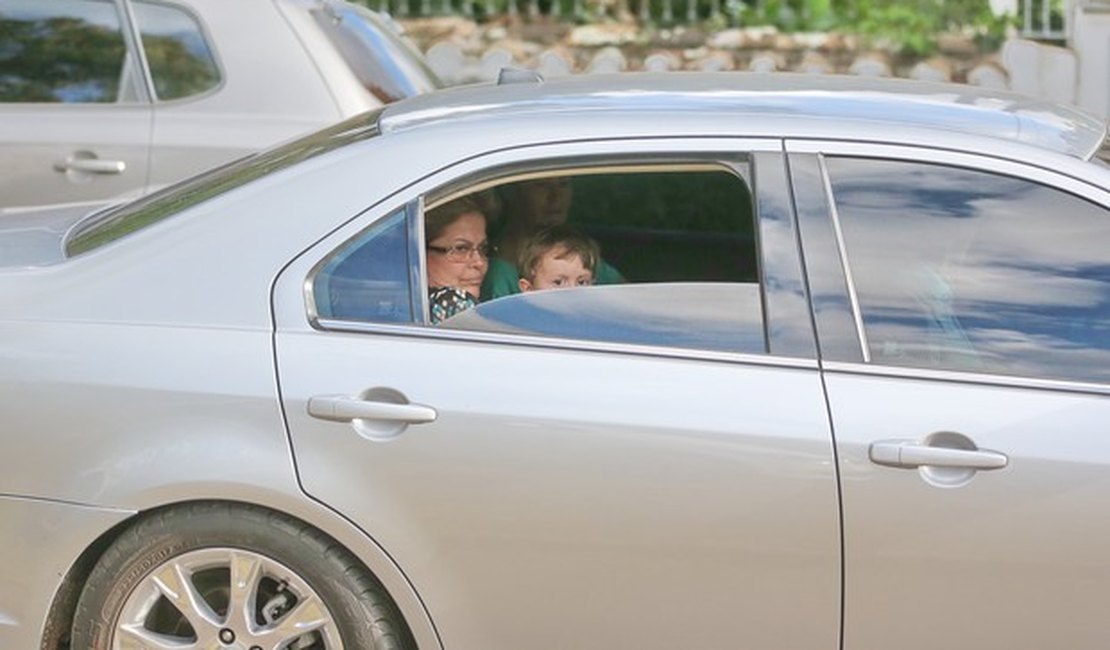 Pelo Twitter, Dilma se desculpa por levar criança no colo em carro no RS