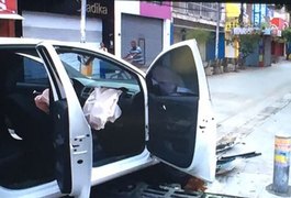 Condutor perde controle e veículo avança sobre blocos de proteção, em Maceió