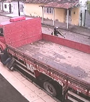 Vídeo: Ladrões furtam baterias de caminhão na Feira da Fumageira, em Arapiraca