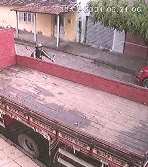 Vídeo: Ladrões furtam baterias de caminhão na Feira da Fumageira, em Arapiraca