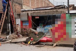 Placa de fachada de farmácia vai ao chão e causa susto no bairro Planalto, em Arapiraca