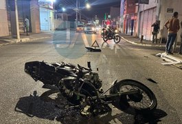 Colisão entre carro e moto deixa motociclista ferido na Rua São Francisco, em Arapiraca