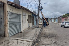 Fiações de empresas de internet e de telefonia caem em via pública após poste pegar fogo em Arapiraca