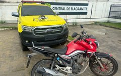 5º Batalhão recupera moto roubada e prende homem com arma de fogo, em Maceió