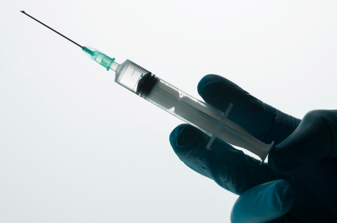 Mulher é presa por injetar agulha contaminada com HIV em enfermeira