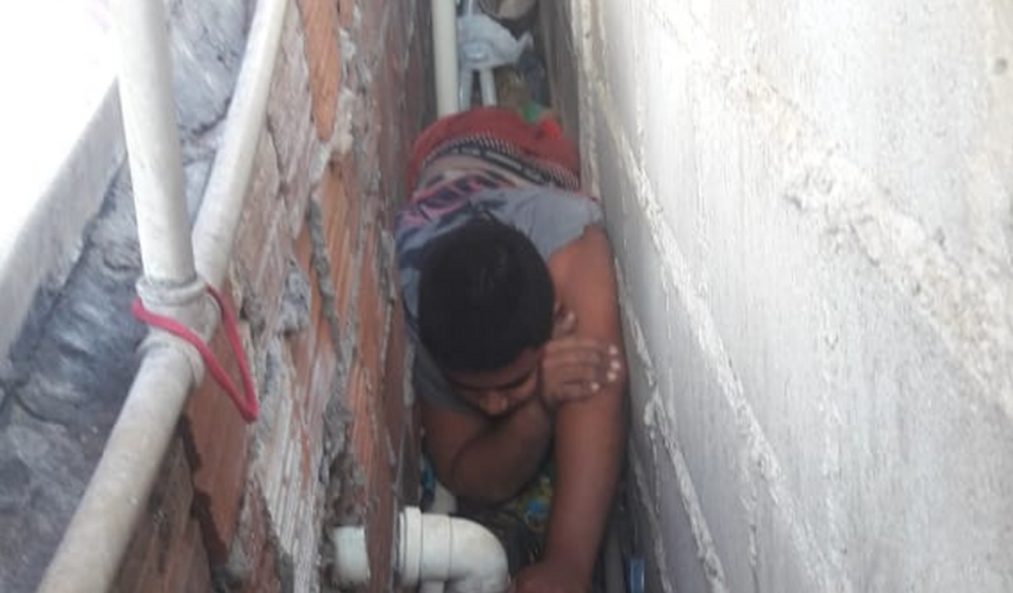 Menino fica preso entre paredes em Coruripe